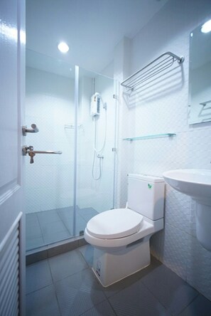 Superior Double Room Private Bathroom with Balcony | Bathroom | Free toiletries, hair dryer, towels - Urban Hostel Bangkok (Bangkok)