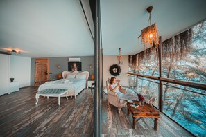 Honeymoon Suite with jacuzzi - Sea View | Minibaari, tallelokero huoneessa, työpöytä, äänieristys
