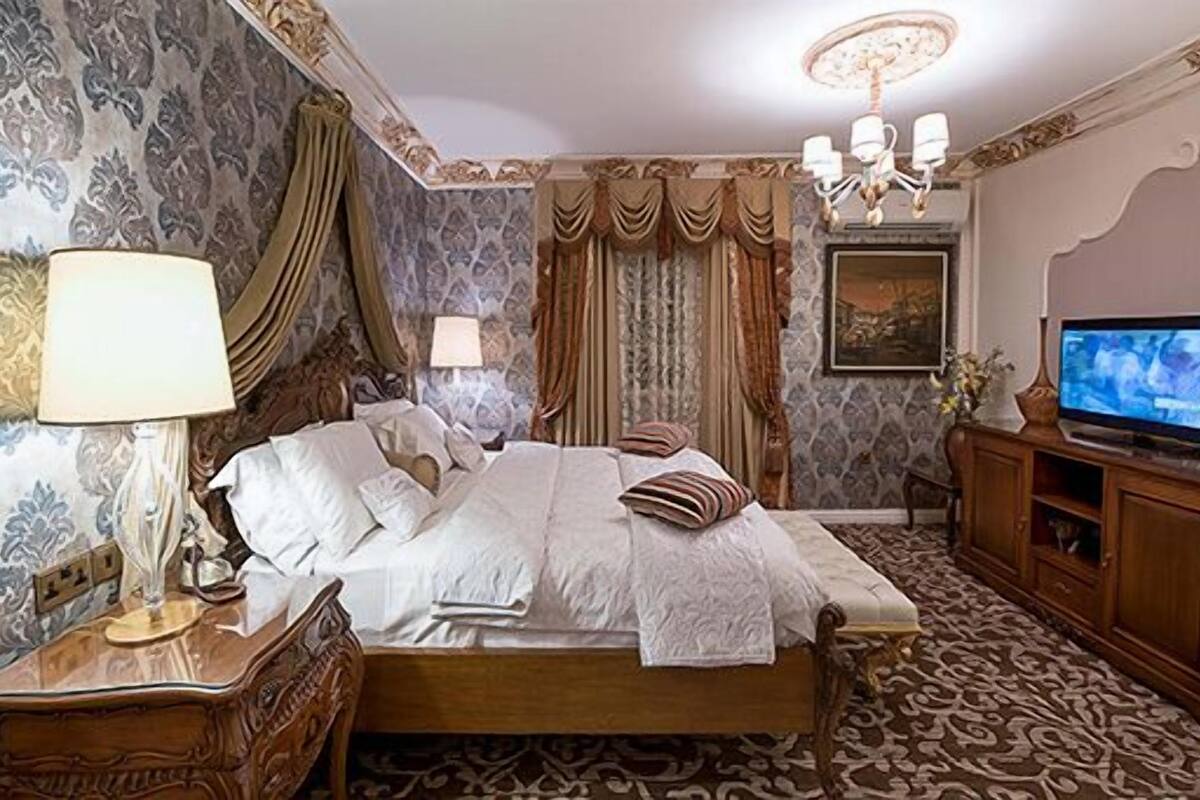 Honeymoon Suite (Danny) | Premium bedding, down duvets, memory-foam beds, free minibar items