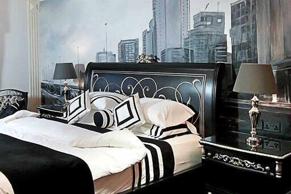 Executive Studio Suite (Mural) | Premium bedding, down duvets, memory-foam beds, free minibar items