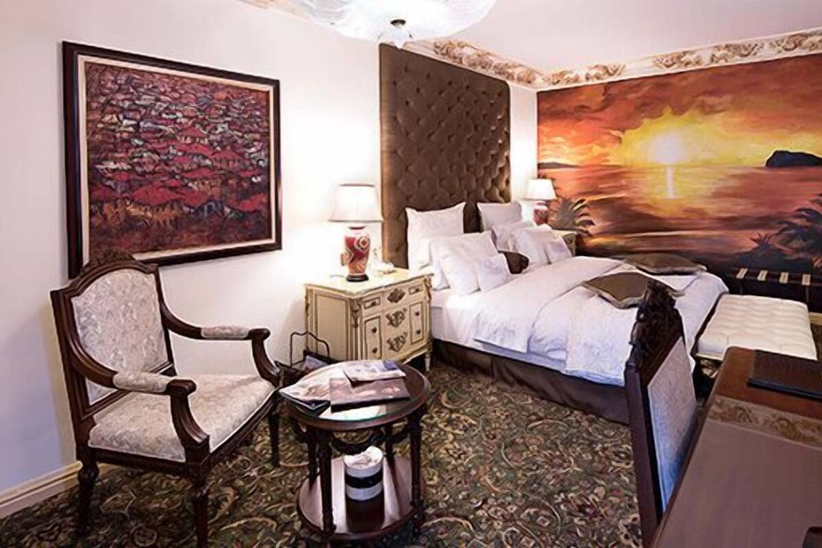 Deluxe Suite (David) | Premium bedding, down duvets, memory-foam beds, free minibar items