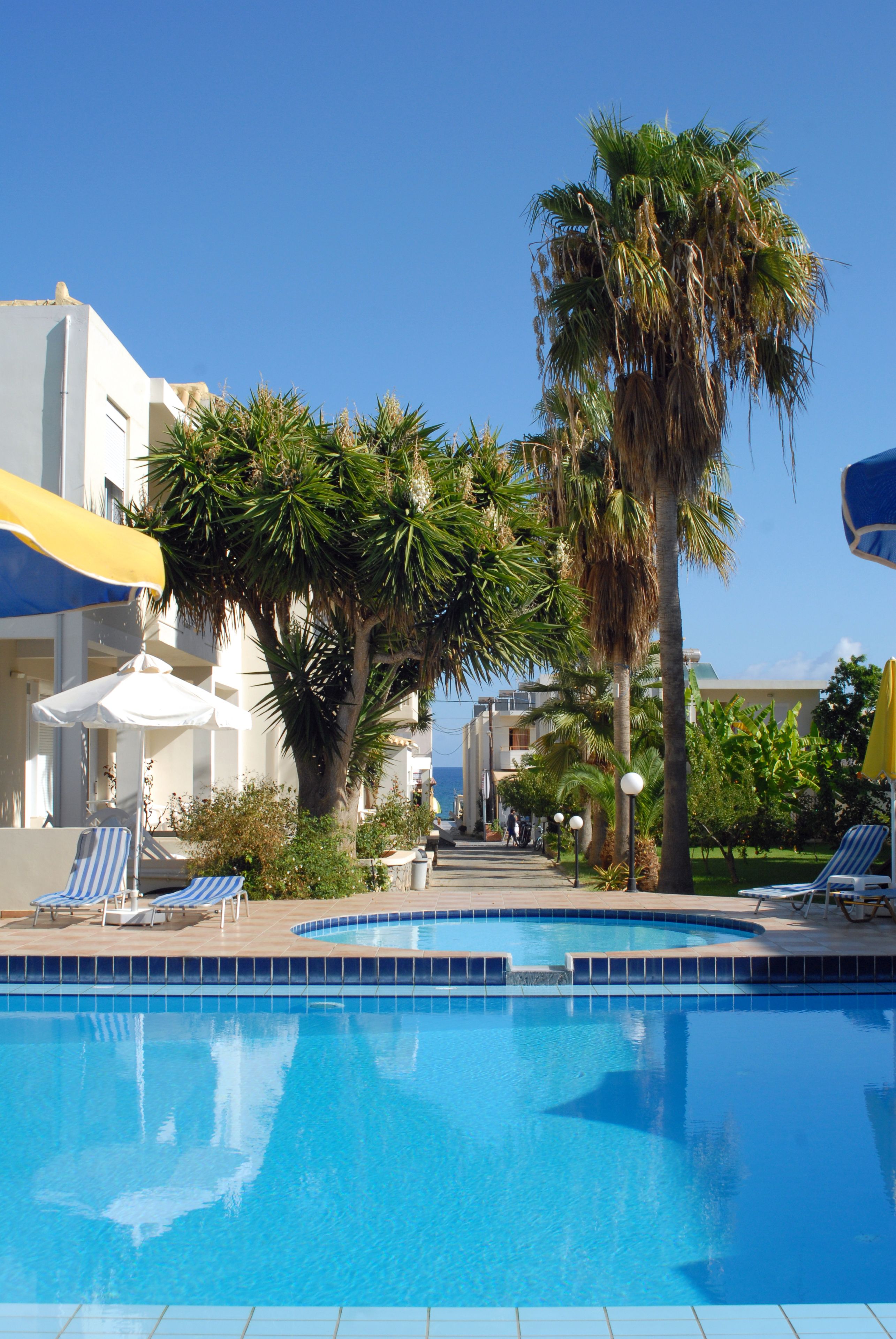 Utomhuspool, parasoller och solstolar