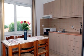 Apartment, 1 Schlafzimmer | Eigene Kochnische | Großer Kühlschrank, Mikrowelle, Ofen, Herdplatte