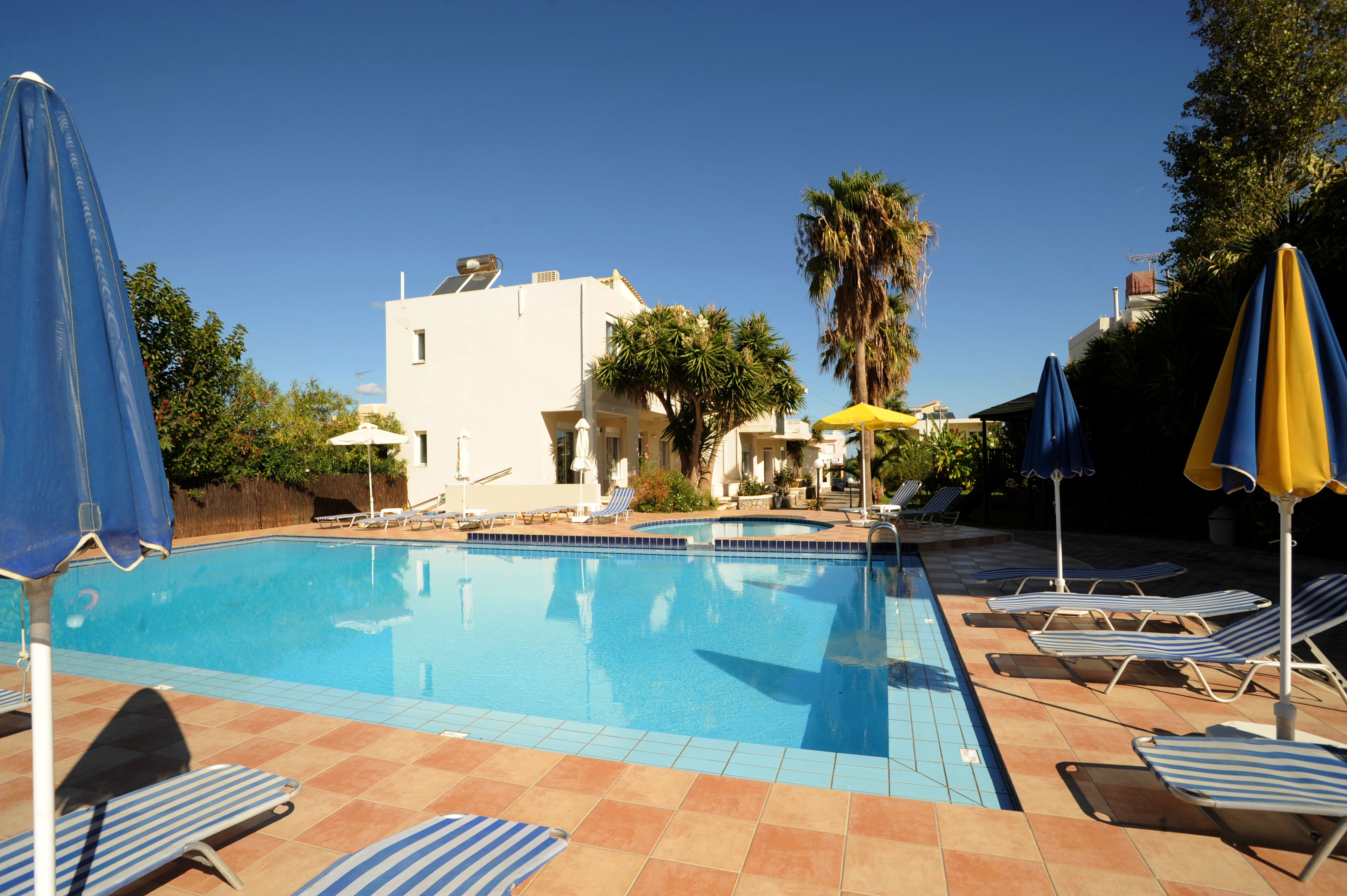 Utomhuspool, parasoller och solstolar