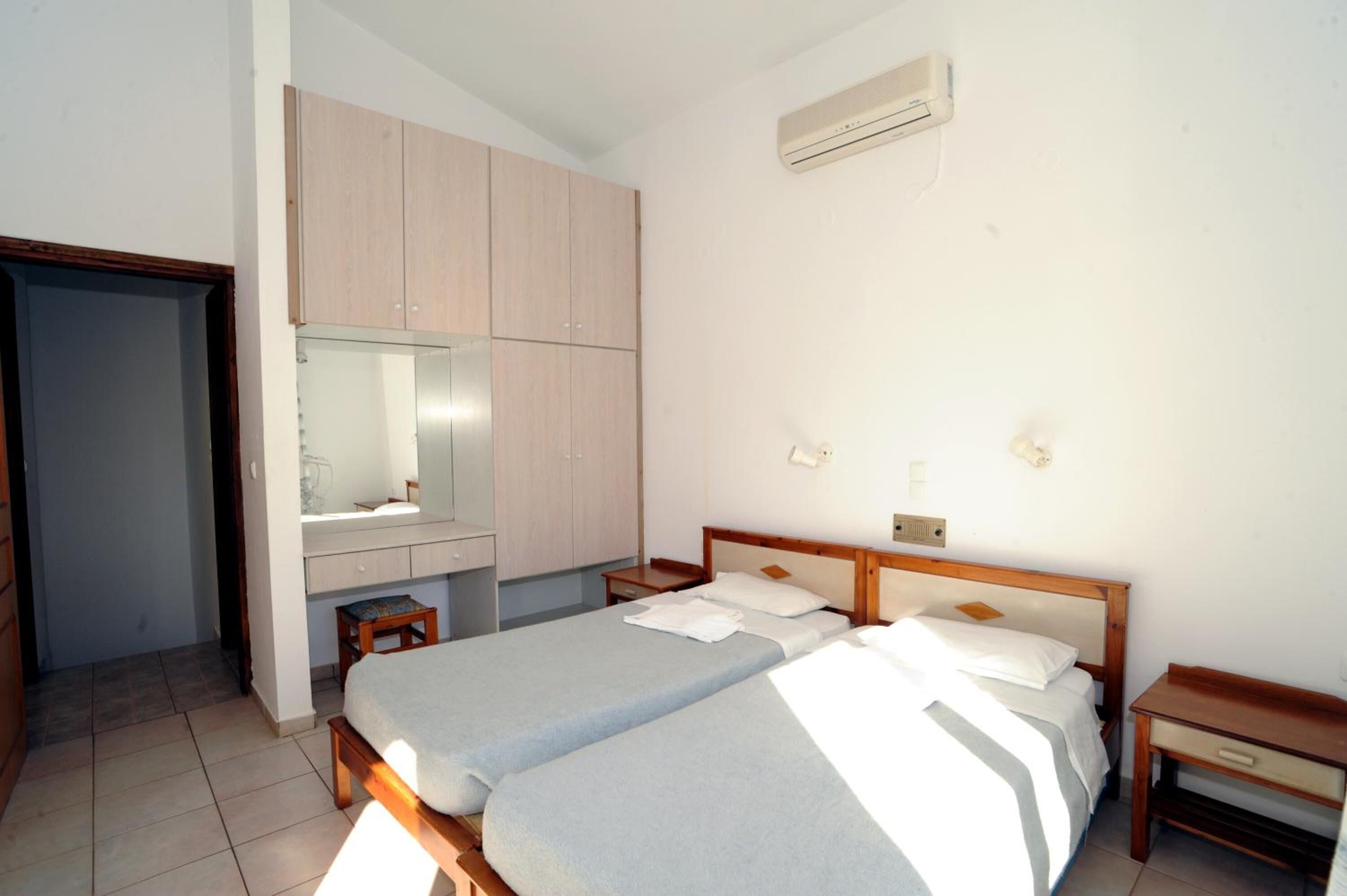 房內夾萬、書桌、免費嬰兒床、免費 Wi-Fi