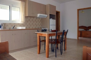 Lemari es besar, microwave, oven, dan kompor