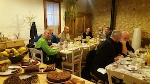 Tägliches kontinentales Frühstück (8 EUR pro Person)