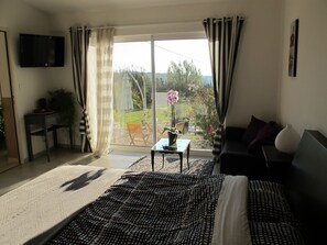 Comfort Double Room | Premium bedding, soundproofing, free cribs/infant beds, free WiFi - Loucardalines (Bedoin)