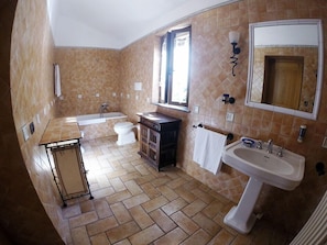 Superior Double Room | Bathroom