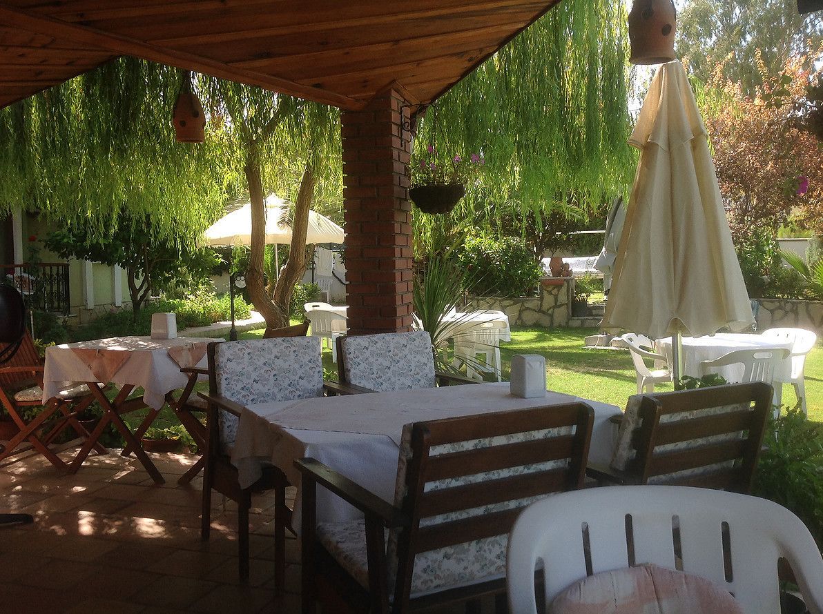 breakfast, lunch and dinner served