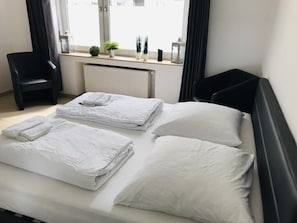 意大利 Frette 床單、羽絨被、房內夾萬、免費 Wi-Fi