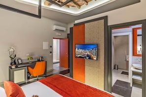 Una habitación de hotel moderna con una cama, un escritorio y un televisor que muestra un paisaje urbano.