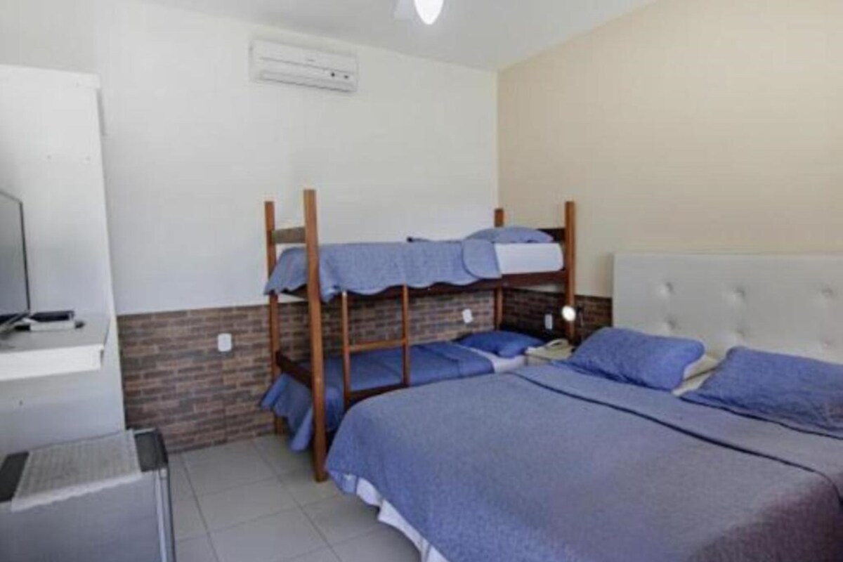 Minibar, caja de seguridad en la habitación y escritorio 