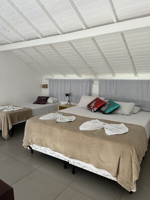 Minibar, coffres-forts dans les chambres, bureau, rideaux occultants