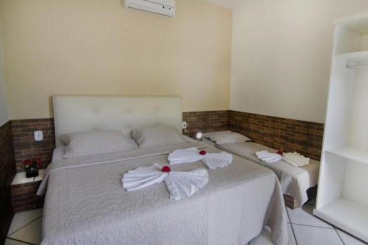 Minibar, caja de seguridad en la habitación y escritorio 