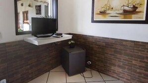 Minibar, coffres-forts dans les chambres, bureau, rideaux occultants