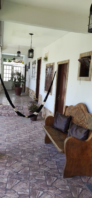 Habitación doble | Zona de estar | Una televisión de pantalla plana