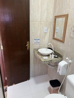 Dusche, kostenlose Toilettenartikel, Haartrockner, Handtücher