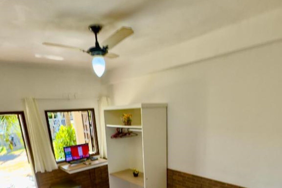 Minibar, caja de seguridad en la habitación y escritorio 
