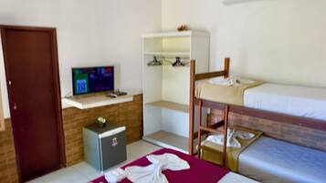 家庭四人房, 1 間臥室, 夏威夷式陽台, 花園景觀 | 迷你吧、客房內保險箱、書桌、遮光布/窗簾