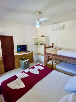 Familien-Vierbettzimmer, 1 Schlafzimmer, Veranda, Gartenblick | Minibar, Zimmersafe, Schreibtisch, Verdunkelungsvorhänge