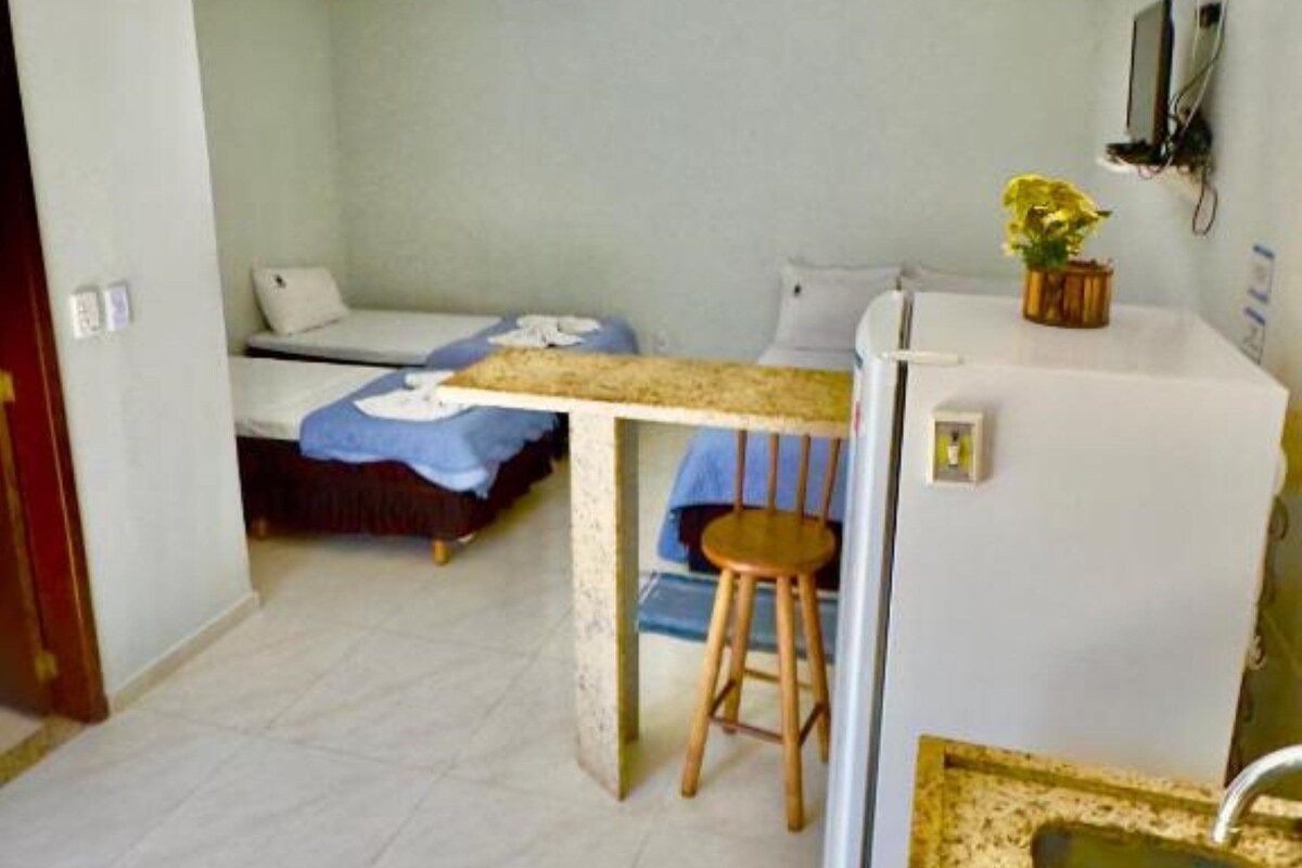 Minibar, caja de seguridad en la habitación y escritorio 