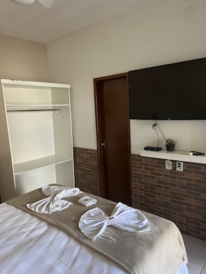 Habitación cuádruple familiar, 1 habitación, lanai, vistas al jardín | Minibar, caja fuerte, escritorio y cortinas opacas