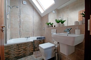 Family Suite | Bathroom | Jetted bath