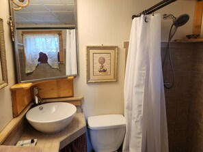 Suite (Trundle) | Bathroom | Shower, free toiletries, hair dryer, towels - Lily Garden Bed and Breakfast (Harpers Ferry)