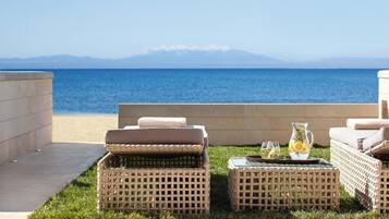 Minibar, in-room safe, desk, iron/ironing board