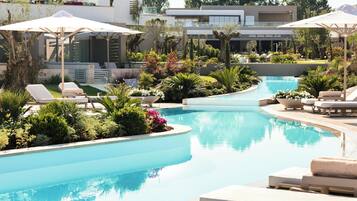 Piscine couverte, piscine extérieure, parasols de plage, chaises longues
