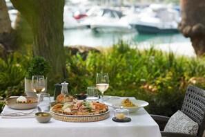 3 restaurants; breakfast, lunch and dinner served  - Sani Dunes (Kassandra)