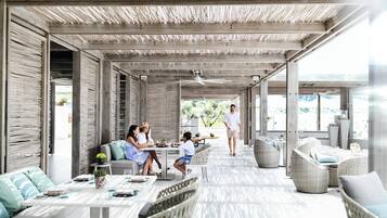 3 restaurants, breakfast, lunch, dinner served; Greek cuisine