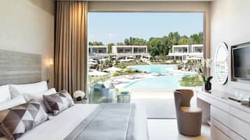 One Bedroom Suite Grand Balcony Pool View | Minibar, in-room safe, desk, iron/ironing board