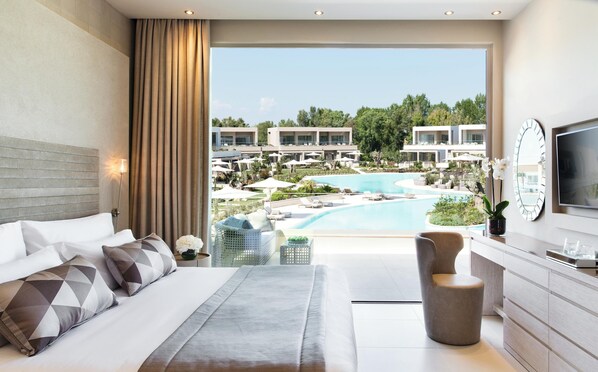 One Bedroom Suite Grand Balcony Pool View | 迷你吧、客房内保险箱、办公桌、熨斗/熨衣板