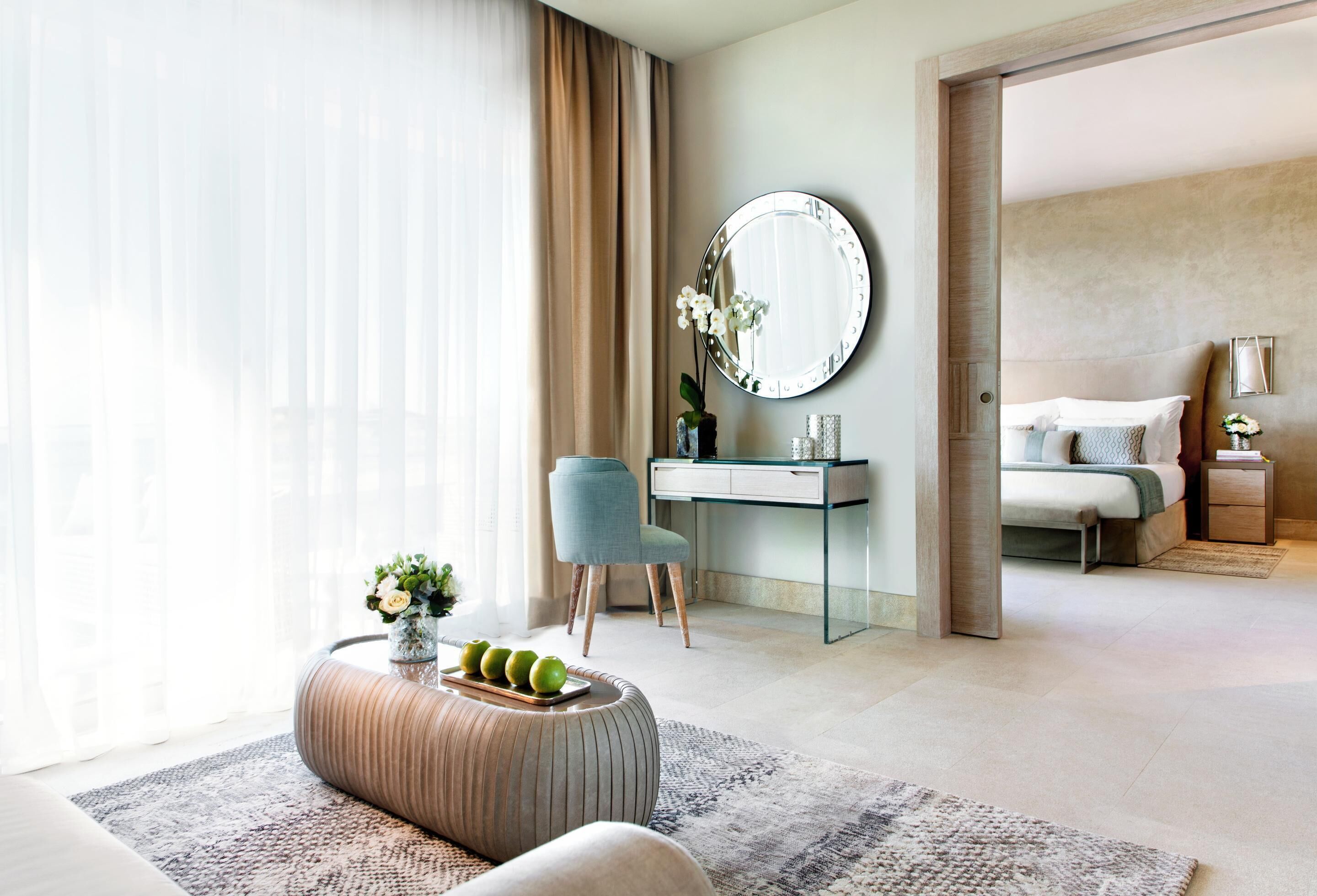 Minibar, caja de seguridad en la habitación y escritorio 