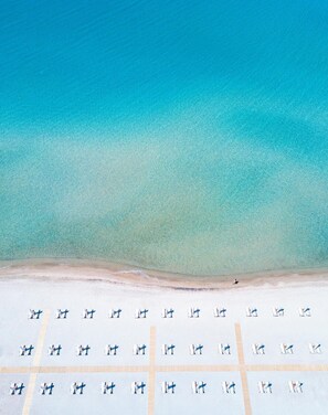 En la playa, camastros, sombrillas y buceo