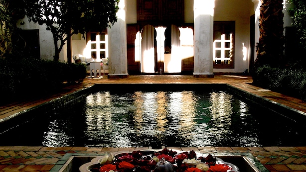 A pool with a flower arrangement in the foreground. - Riad El Mezouar (Marrakech)