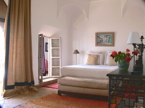 Junior Suite (Zeitoun) | In-room safe, individually decorated, individually furnished, desk - Riad El Mezouar (Marrakech)
