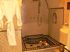 Double or Twin Room (Yasmin) | Bathroom | Free toiletries, hair dryer, bathrobes, slippers - Riad El Mezouar (Marrakech)