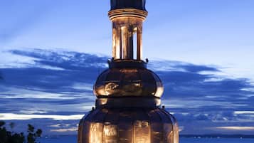 Fachada da propriedade à noite