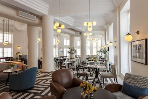 2 restaurants; breakfast, lunch, and dinner served