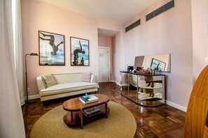 Suite (Corner) | Coin séjour | TV connectée de 43 pouces avec chaînes par câble