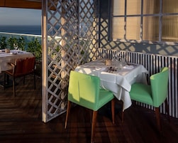 2 restaurants; breakfast, lunch, and dinner served