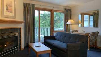 Honeymoon-Suite, Blick auf den Innenhof | Wohnbereich | Flachbildfernseher