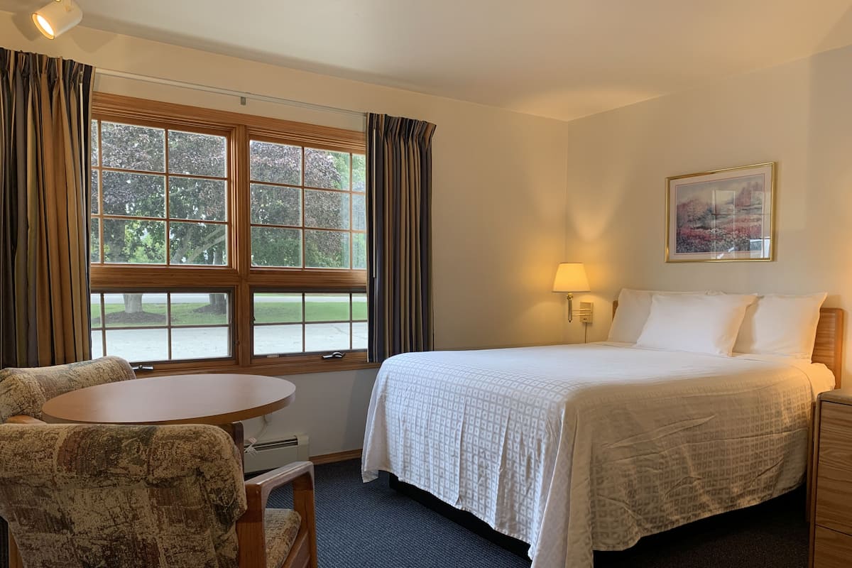 Room, 1 Queen Bed (First Floor) | Free WiFi, bed sheets