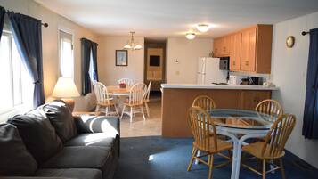 Deluxe Guest House | Living area