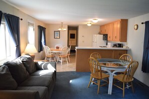 Deluxe Guest House | Living area | Flat-screen TV - AppleCreek Resort - Hotel & Suites (Fish Creek)