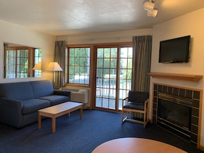 Queen Suite - AppleCreek Resort - Hotel & Suites (Fish Creek)