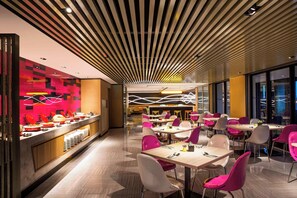 供應早餐和午餐